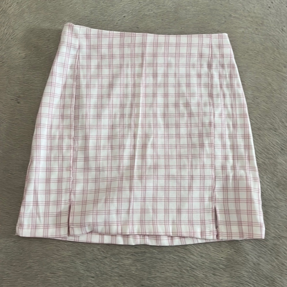 Girls pink and white plaid skirt size small (10-14 years).